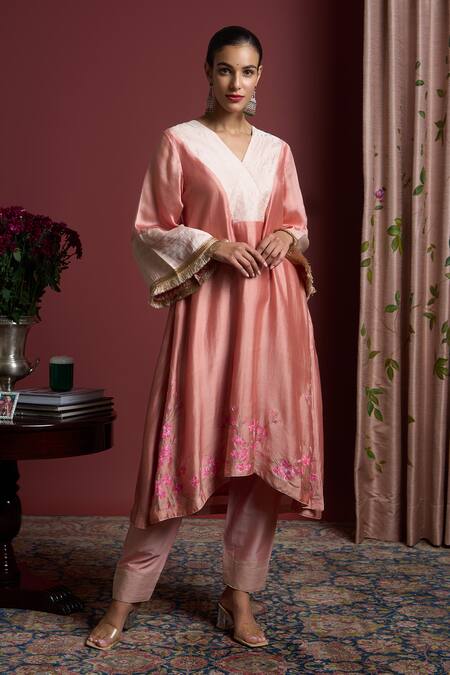 Buy_Akutee_Peach Chanderi Silk Embroidery V-neck Vijeta Handpainted Kurta Set_Online_at_Aza_Fashions