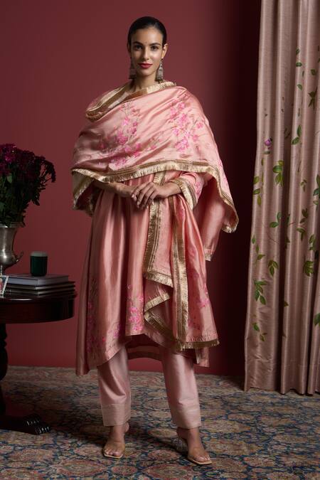Akutee_Peach Chanderi Silk Embroidery V-neck Vijeta Handpainted Kurta Set_at_Aza_Fashions