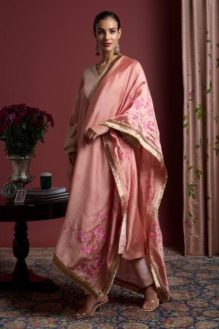 Buy_Akutee_Peach Chanderi Silk Embroidery V-neck Vijeta Handpainted Kurta Set