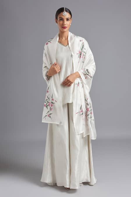 Akutee Yashomati Hand Embroidered Neck Kurta Set 