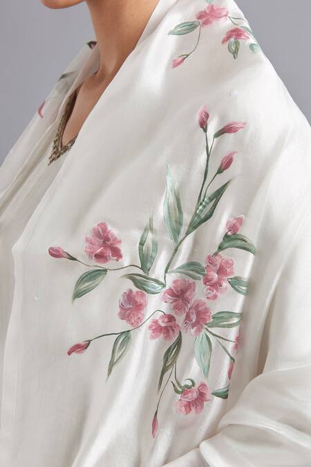 Buy_Akutee_White Silk, Chanderi, Tissue Embroidery V-neck Yashomati Hand Kurta Set_Online_at_Aza_Fashions
