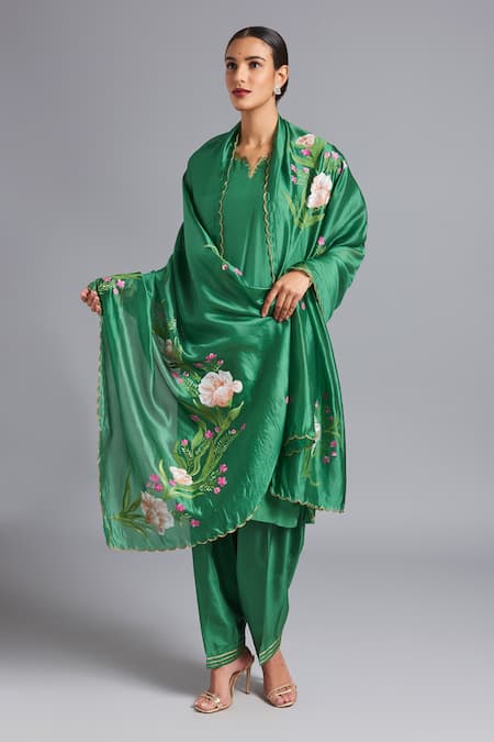 Akutee Maya Kurta Set With Hand Painted Dupatta 