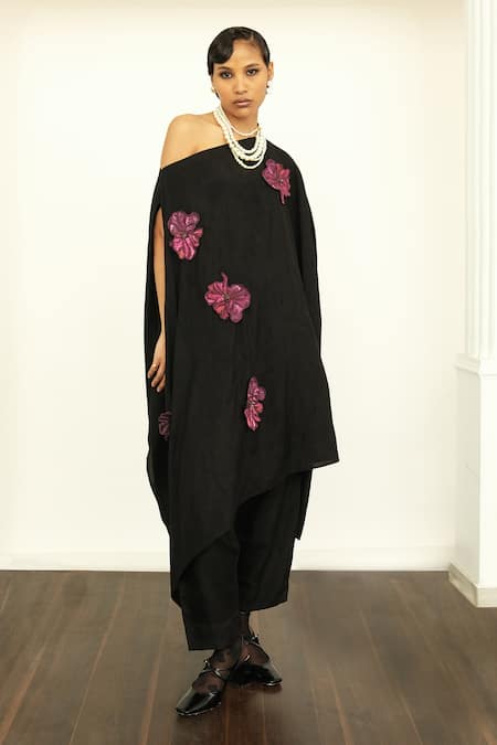 OFRIDA Applique Off Shoulder Kaftan With Pant 