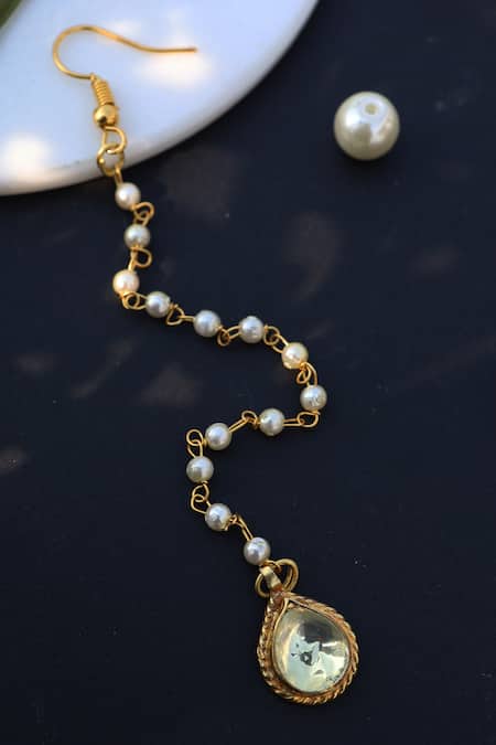 Shop Do Taara Gold Plated Kundan Embellished Maangtikka at Aza Fashions Shop_Do Taara_Gold Plated Kundan Embellished Maangtikka _at_Aza_Fashions