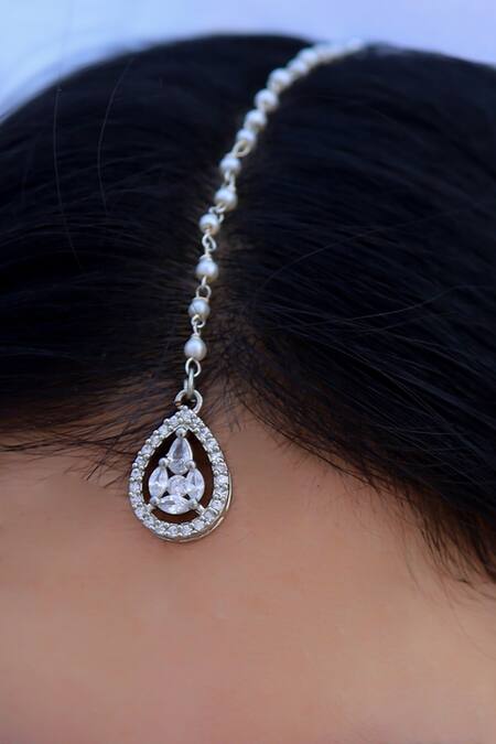 Do Taara Silver Plated Faux Diamond Embellished Maangtikka Online at Aza Fashions Do Taara_Silver Plated Faux Diamond Embellished Maangtikka _Online_at_Aza_Fashions