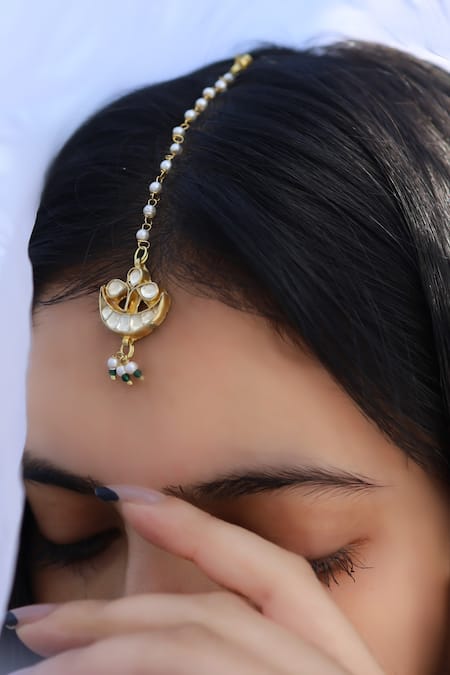 Do Taara Pearl Embellished Maangtikka 
