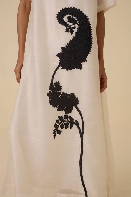The Summer House_White Chanderi Embroidery Round Neck Cersei Paisley Midi Dress _at_Aza_Fashions