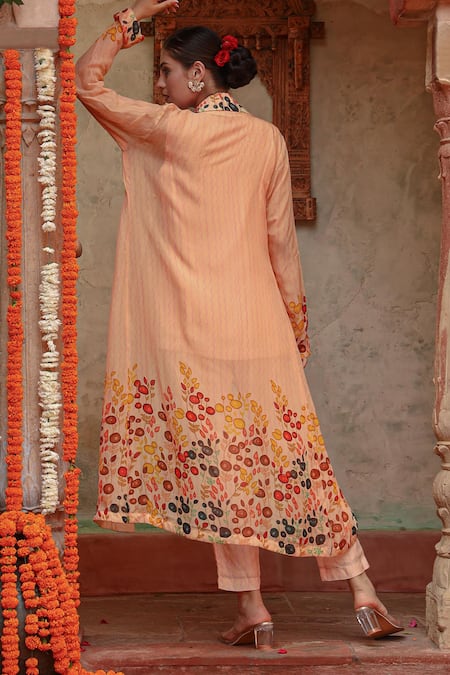 Shop Gazab by Miku Kumar Peach Organza, Muslin Embroidery Collared Lila Printed Jacket With Pant Set at Aza Fashions Shop_Gazab by Miku Kumar_Peach Organza, Muslin Embroidery Collared Lila Printed Jacket With Pant Set _at_Aza_Fashions