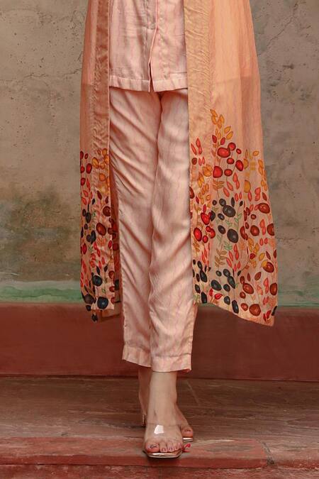 Buy Gazab by Miku Kumar Peach Organza, Muslin Embroidery Collared Lila Printed Jacket With Pant Set Online at Aza Fashions Buy_Gazab by Miku Kumar_Peach Organza, Muslin Embroidery Collared Lila Printed Jacket With Pant Set _Online_at_Aza_Fashions