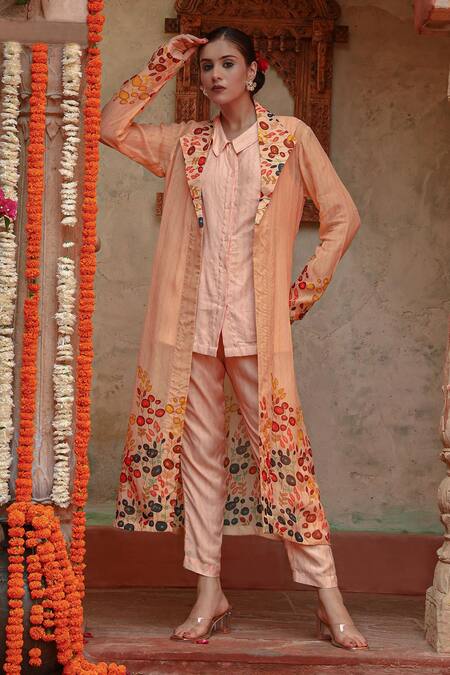 Gazab by Miku Kumar Peach Organza, Muslin Embroidery Collared Lila Printed Jacket With Pant Set at Aza Fashions Gazab by Miku Kumar_Peach Organza, Muslin Embroidery Collared Lila Printed Jacket With Pant Set _at_Aza_Fashions