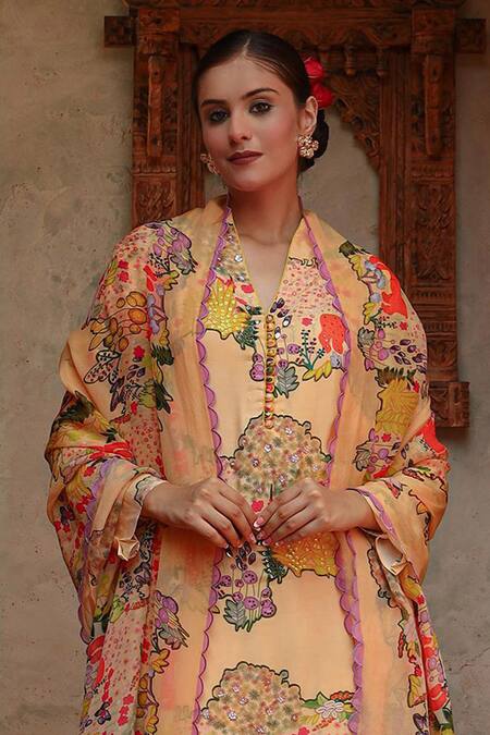 Gazab by Miku Kumar Yellow Organza, Muslin Embroidery V-neck Sarin Printed Kurta Set Online at Aza Fashions Gazab by Miku Kumar_Yellow Organza, Muslin Embroidery V-neck Sarin Printed Kurta Set _Online_at_Aza_Fashions