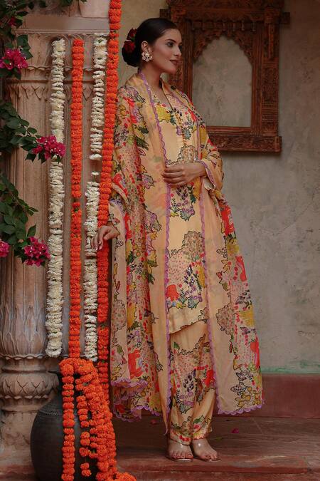 Shop Gazab by Miku Kumar Yellow Organza, Muslin Embroidery V-neck Sarin Printed Kurta Set Online at Aza Fashions Shop_Gazab by Miku Kumar_Yellow Organza, Muslin Embroidery V-neck Sarin Printed Kurta Set _Online_at_Aza_Fashions