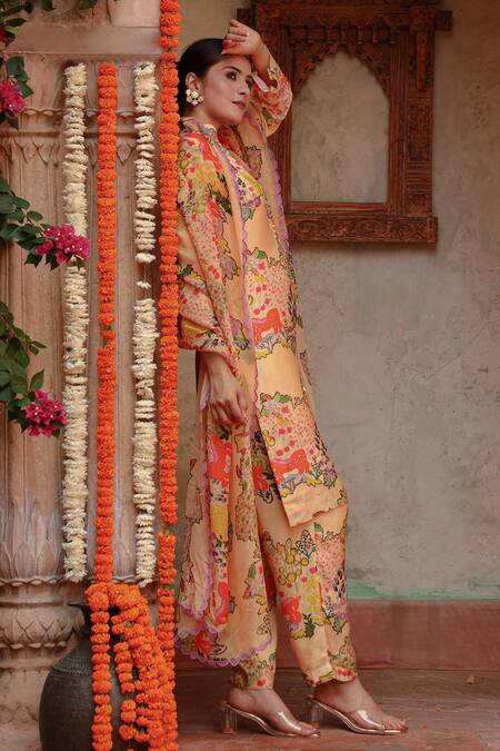 Buy Gazab by Miku Kumar Yellow Organza, Muslin Embroidery V-neck Sarin Printed Kurta Set Buy_Gazab by Miku Kumar_Yellow Organza, Muslin Embroidery V-neck Sarin Printed Kurta Set