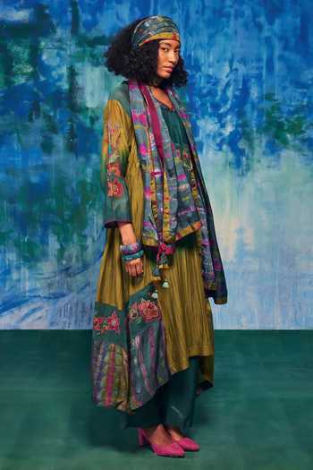 Buy CAPISVIRLEO Green Chanderi, Silk Embroidery, Tassels V-neck Zunaira Applique Kurta Set Online at Aza Fashions Buy_CAPISVIRLEO_Green Chanderi, Silk Embroidery, Tassels V-neck Zunaira Applique Kurta Set _Online_at_Aza_Fashions