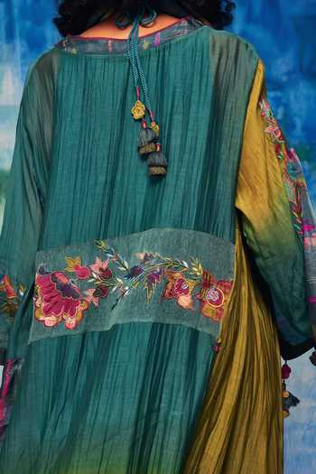 Shop CAPISVIRLEO Green Chanderi, Silk Embroidery, Tassels V-neck Zunaira Applique Kurta Set Online at Aza Fashions Shop_CAPISVIRLEO_Green Chanderi, Silk Embroidery, Tassels V-neck Zunaira Applique Kurta Set _Online_at_Aza_Fashions
