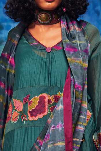 CAPISVIRLEO Green Chanderi, Silk Embroidery, Tassels V-neck Zunaira Applique Kurta Set at Aza Fashions CAPISVIRLEO_Green Chanderi, Silk Embroidery, Tassels V-neck Zunaira Applique Kurta Set _at_Aza_Fashions