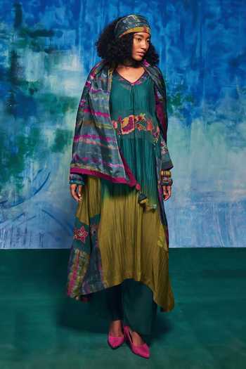 Buy CAPISVIRLEO Green Chanderi, Silk Embroidery, Tassels V-neck Zunaira Applique Kurta Set Buy_CAPISVIRLEO_Green Chanderi, Silk Embroidery, Tassels V-neck Zunaira Applique Kurta Set