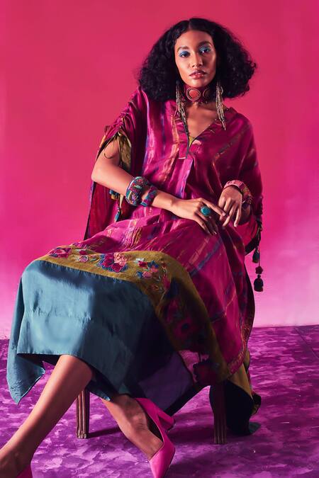 Capisvirleo Fuchsia Silk Applique V-neck Nyra Floral Embroidered Kaftan With Pant Online at Aza Fashions Capisvirleo_Fuchsia Silk Applique V-neck Nyra Floral Embroidered Kaftan With Pant _Online_at_Aza_Fashions