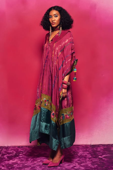 Shop Capisvirleo Fuchsia Silk Applique V-neck Nyra Floral Embroidered Kaftan With Pant Online at Aza Fashions Shop_Capisvirleo_Fuchsia Silk Applique V-neck Nyra Floral Embroidered Kaftan With Pant _Online_at_Aza_Fashions
