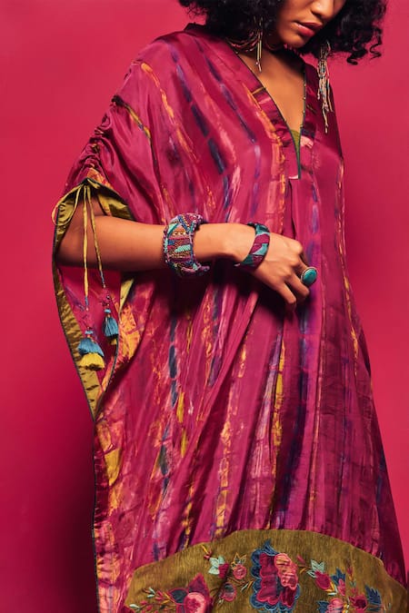 Buy Capisvirleo Fuchsia Silk Applique V-neck Nyra Floral Embroidered Kaftan With Pant Buy_Capisvirleo_Fuchsia Silk Applique V-neck Nyra Floral Embroidered Kaftan With Pant