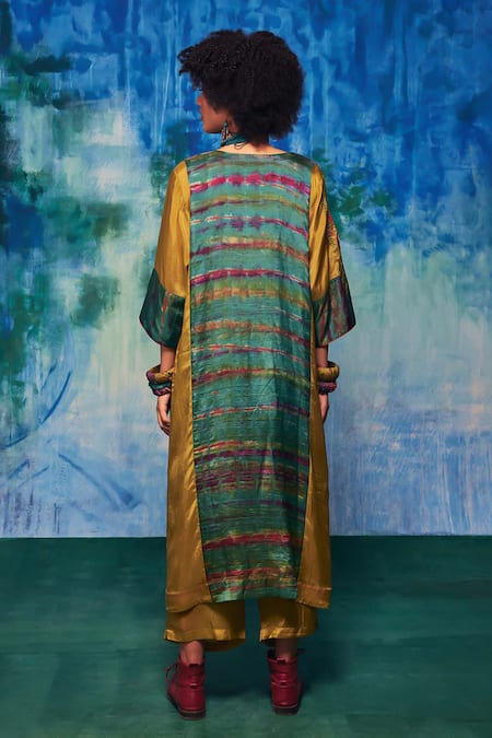 Shop CAPISVIRLEO Green Silk Embroidery Round Neck Samaira Straight Kurta With Pant at Aza Fashions Shop_CAPISVIRLEO_Green Silk Embroidery Round Neck Samaira Straight Kurta With Pant _at_Aza_Fashions