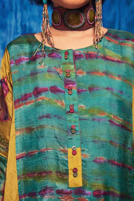 Shop CAPISVIRLEO Green Silk Embroidery Round Neck Samaira Straight Kurta With Pant Online at Aza Fashions Shop_CAPISVIRLEO_Green Silk Embroidery Round Neck Samaira Straight Kurta With Pant _Online_at_Aza_Fashions