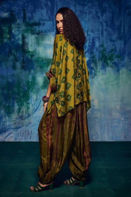Shop CAPISVIRLEO Green Silk Tassels, Applique Round Neck Ruhi Shibori Kurta With Dhoti Pant at Aza Fashions Shop_CAPISVIRLEO_Green Silk Tassels, Applique Round Neck Ruhi Shibori Kurta With Dhoti Pant _at_Aza_Fashions