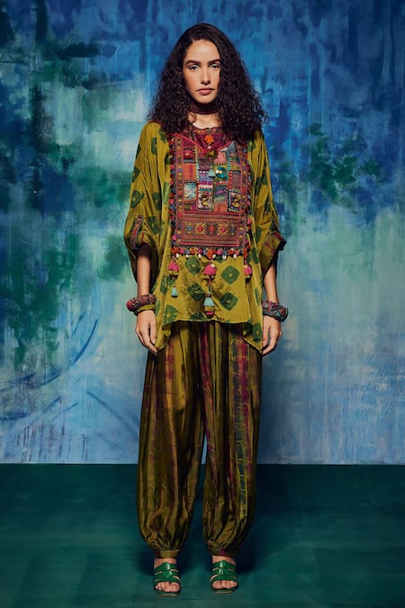 CAPISVIRLEO Green Silk Tassels, Applique Round Neck Ruhi Shibori Kurta With Dhoti Pant Online at Aza Fashions CAPISVIRLEO_Green Silk Tassels, Applique Round Neck Ruhi Shibori Kurta With Dhoti Pant _Online_at_Aza_Fashions