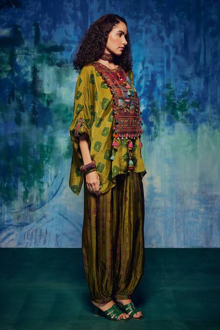 Shop CAPISVIRLEO Green Silk Tassels, Applique Round Neck Ruhi Shibori Kurta With Dhoti Pant Online at Aza Fashions Shop_CAPISVIRLEO_Green Silk Tassels, Applique Round Neck Ruhi Shibori Kurta With Dhoti Pant _Online_at_Aza_Fashions