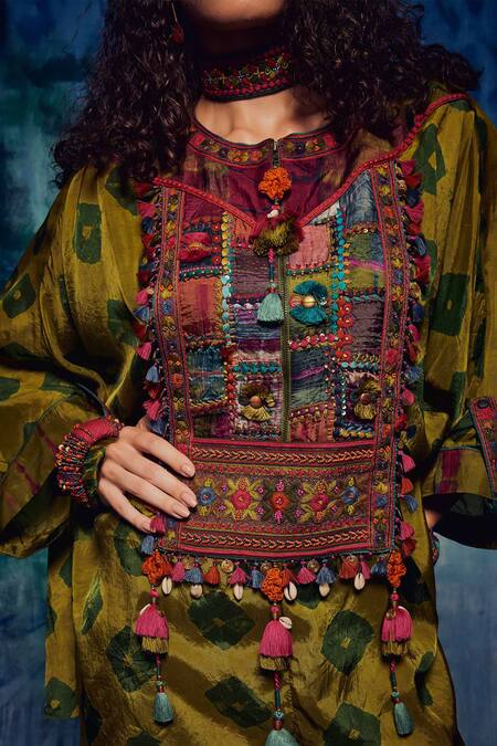 Buy CAPISVIRLEO Green Silk Tassels, Applique Round Neck Ruhi Shibori Kurta With Dhoti Pant Buy_CAPISVIRLEO_Green Silk Tassels, Applique Round Neck Ruhi Shibori Kurta With Dhoti Pant