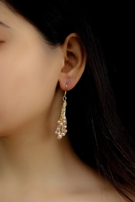 Do Taara Pearl Cluster Embellished Earrings 