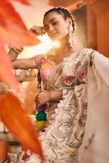 Sshilpa Samriya Ivory Tissue, Chiffon, Chanderi Silk, Cotton Applique Border Saree With Blouse Online at Aza Fashions Sshilpa Samriya_Ivory Tissue, Chiffon, Chanderi Silk, Cotton Applique Border Saree With Blouse_Online_at_Aza_Fashions