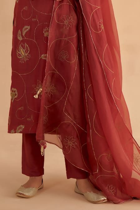Ruchi Marodia_Red Organza, Mohair Embroidery, Zari V-neck Zardozi Kurta Pant Set _Online_at_Aza_Fashions