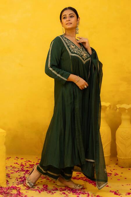 Buy Mithi Supari Green Chanderi, Cotton Sequins, Embroidery V-neck Shaila Zari Kurta Pant Set Buy_Mithi Supari_Green Chanderi, Cotton Sequins, Embroidery V-neck Shaila Zari Kurta Pant Set