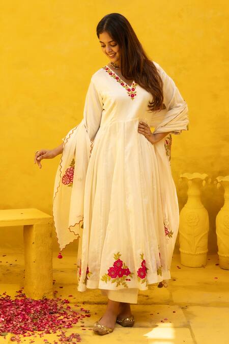 Mithi Supari Ivory Silk, Chanderi, Muslin Embroidery, Applique Lata Kalidaar Kurta Set at Aza Fashions Mithi Supari_Ivory Silk, Chanderi, Muslin Embroidery, Applique Lata Kalidaar Kurta Set _at_Aza_Fashions
