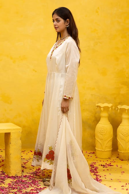 Buy Mithi Supari Ivory Silk, Chanderi, Cotton Embroidery V-neck Lata Resham Kalidaar Kurta Set Buy_Mithi Supari_Ivory Silk, Chanderi, Cotton Embroidery V-neck Lata Resham Kalidaar Kurta Set