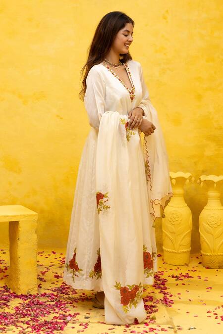 Shop Mithi Supari Ivory Silk, Chanderi, Cotton Embroidery V-neck Lata Resham Kalidaar Kurta Set Shop_Mithi Supari_Ivory Silk, Chanderi, Cotton Embroidery V-neck Lata Resham Kalidaar Kurta Set
