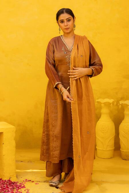 Buy_Mithi Supari_Wine Chanderi, Cotton Beads, Zari, Embroidery V-neck Bedina Kurta Set _Online_at_Aza_Fashions