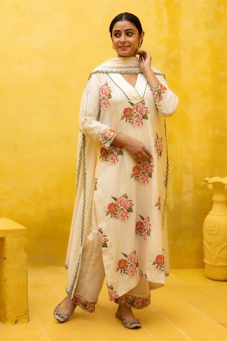 Mithi Supari_Ivory Chanderi Embroidery V-neck Kyari Beads Kurta Pant Set _at_Aza_Fashions