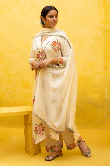 Buy_Mithi Supari_Ivory Chanderi Embroidery V-neck Kyari Beads Kurta Pant Set 