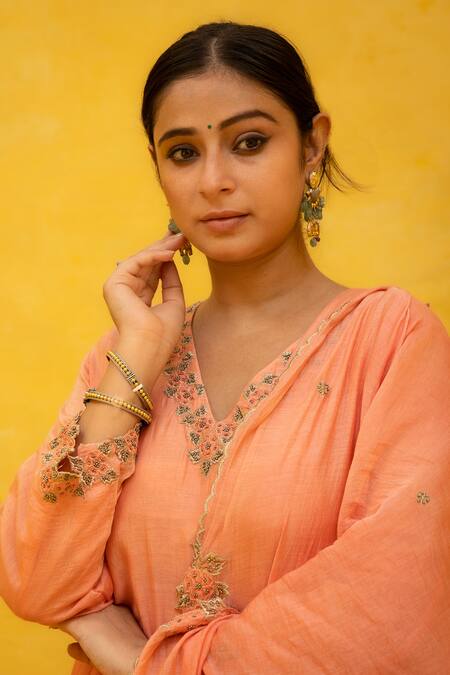 Buy Mithi Supari Peach Chanderi, Cotton Beads, Embroidery V-neck Kissa Floral Kurta Pant Set Buy_Mithi Supari_Peach Chanderi, Cotton Beads, Embroidery V-neck Kissa Floral Kurta Pant Set