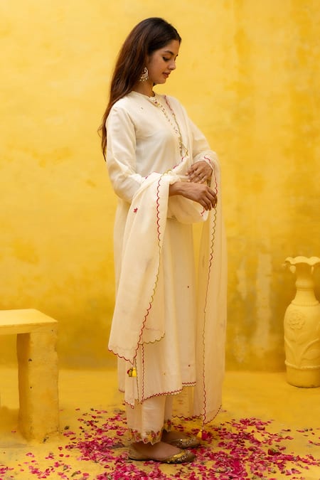Buy_Mithi Supari_Ivory Chanderi, Cotton Embroidery Round Neck Baghi Straight Kurta Pant Set 