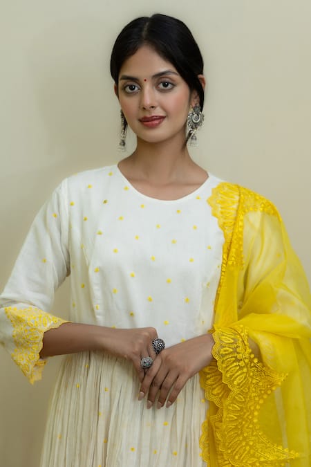 Shop_Mithi Supari_White Organza, Chanderi Embroidery Round Neck Threadwork Anarkali Pant Set _Online_at_Aza_Fashions