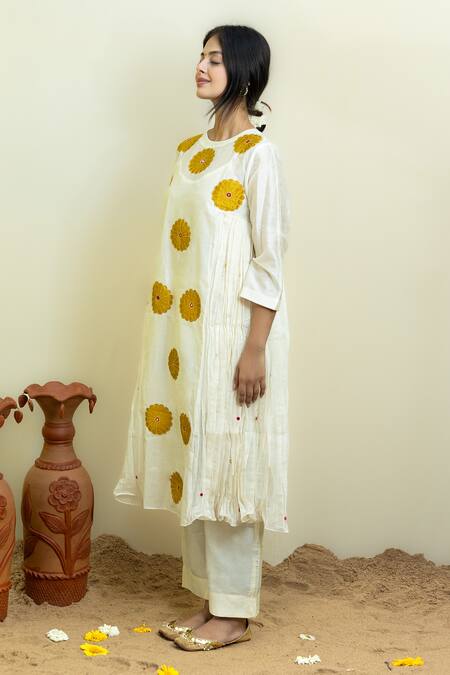 Mithi Supari_White , , Embroidery Floral Applique Kurta And Pant Set _Online_at_Aza_Fashions