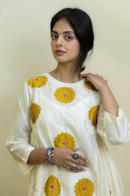Shop_Mithi Supari_White , , Embroidery Floral Applique Kurta And Pant Set _Online_at_Aza_Fashions