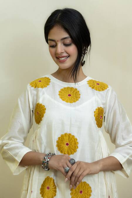 Mithi Supari_White , , Embroidery Floral Applique Kurta And Pant Set _at_Aza_Fashions