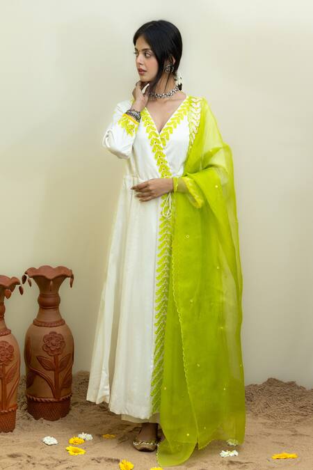 Shop_Mithi Supari_White Organza, Silk Mirrors, Applique V-neck Leaf Work Angarkha Anarkali Set _Online_at_Aza_Fashions