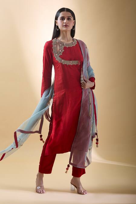 Samyukta Singhania_Red , Organza Zari Round Neck Floral Embroidered Kurta Pant Set _at_Aza_Fashions