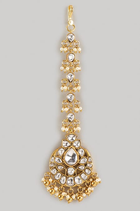 Shop Karisa Designs White Kundan Pearl Embellished Maangtikka at Aza Fashions Shop_Karisa Designs_White Kundan Pearl Embellished Maangtikka _at_Aza_Fashions