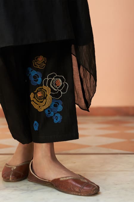 Vaayu_Black Muslin, Cotton Embroidery Floral Thread Kurta With Pant_at_Aza_Fashions
